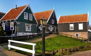 Je vindt Marker Folklorestoffen in MARKEN op Lizt.nl